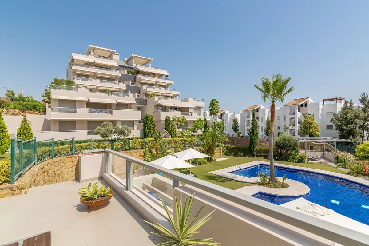2 Bedroom Middle Floor Apartment for Sale in Los Arqueros, Málaga - Image 2