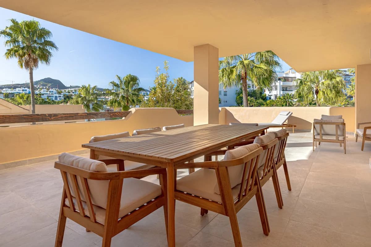 2 Bedroom Ground Floor Apartment for Sale in Benahavís, Málaga