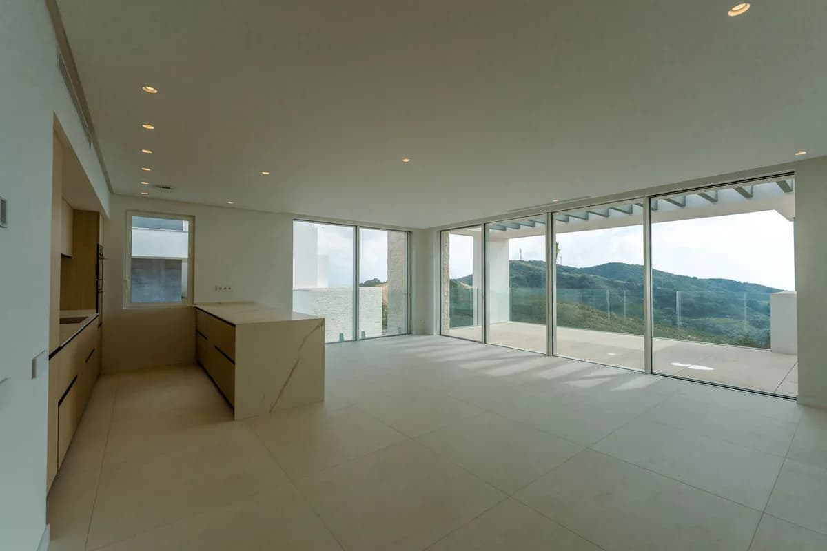 3 Bedroom Middle Floor Apartment for Sale in Ojén, Málaga - Image 3