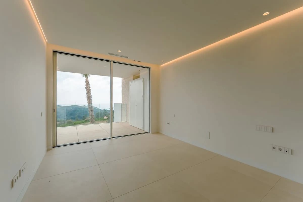 3 Bedroom Middle Floor Apartment for Sale in Ojén, Málaga - Image 4