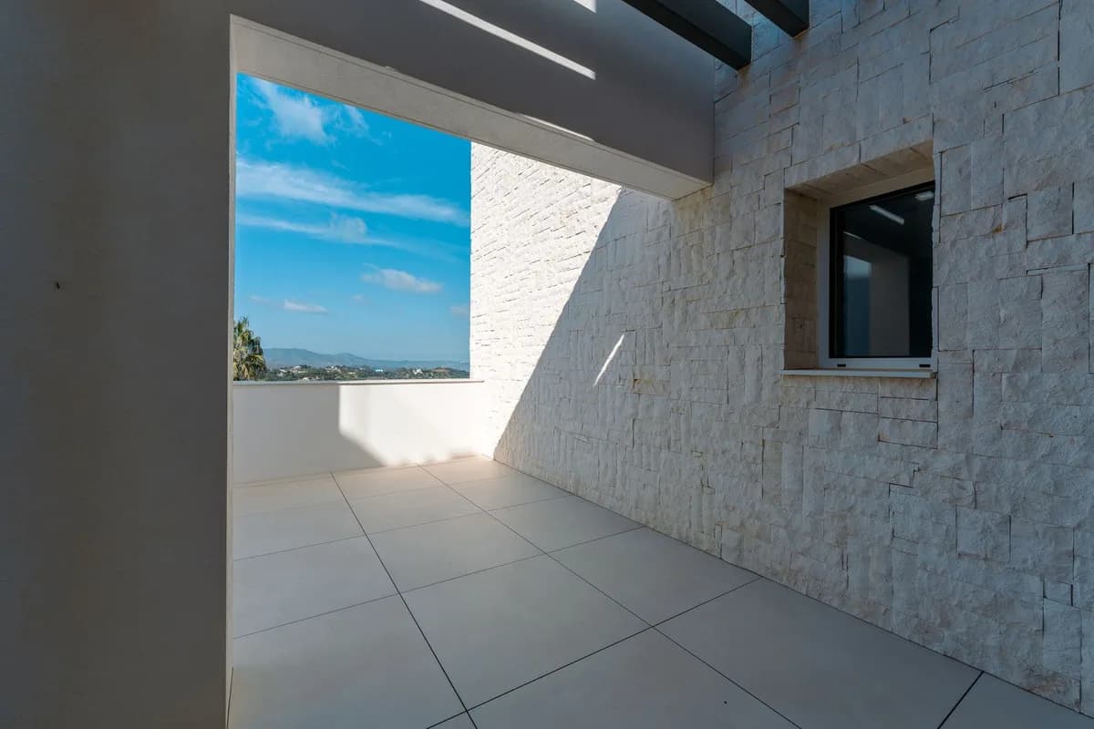 3 Bedroom Ground Floor Apartment for Sale in Ojén, Málaga - Image 9