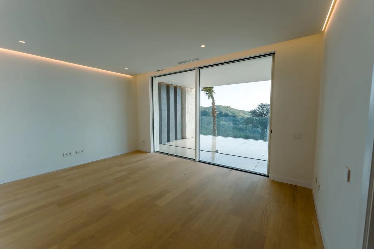 4 Bedroom Middle Floor Apartment for Sale in Ojén, Málaga - Image 5
