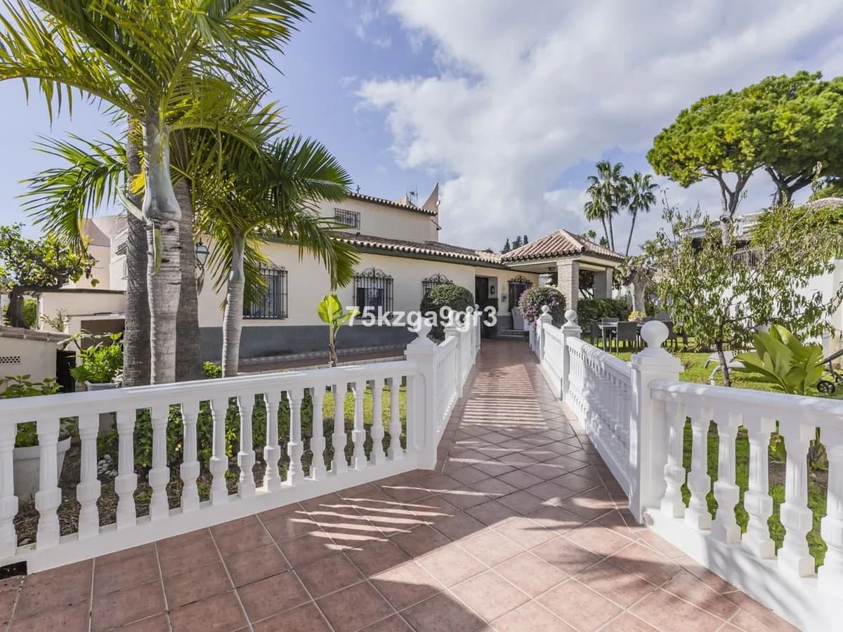 6 Bedroom Detached Villa for Sale in Benalmadena Costa, Málaga - Image 9