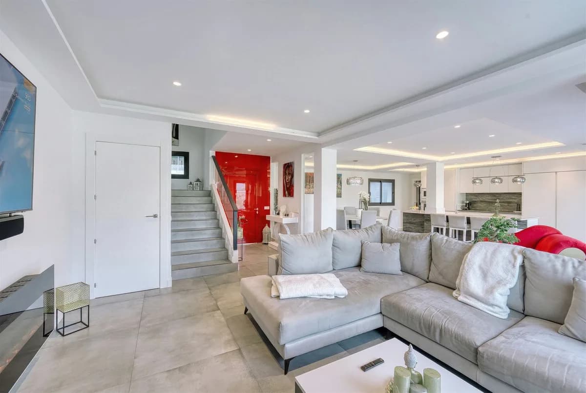 4 Bedroom Detached Villa for Sale in Istán, Málaga - Image 4