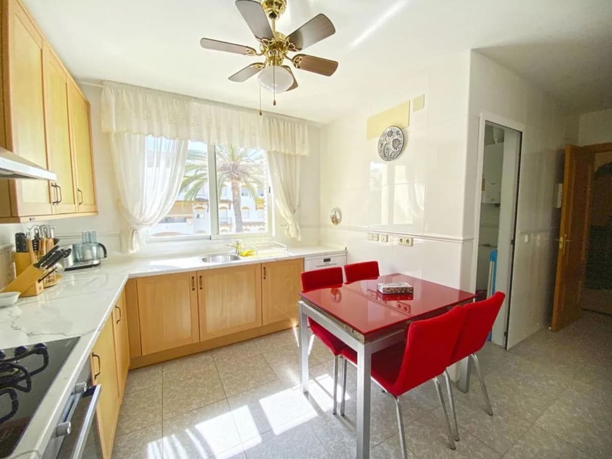 3 Bedroom Middle Floor Apartment for Sale in Marbella, Málaga - Image 4
