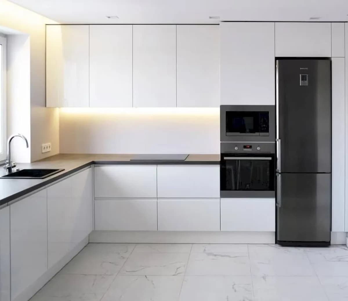 3 Bedroom Middle Floor Apartment for Sale in Marbella, Málaga - Image 5
