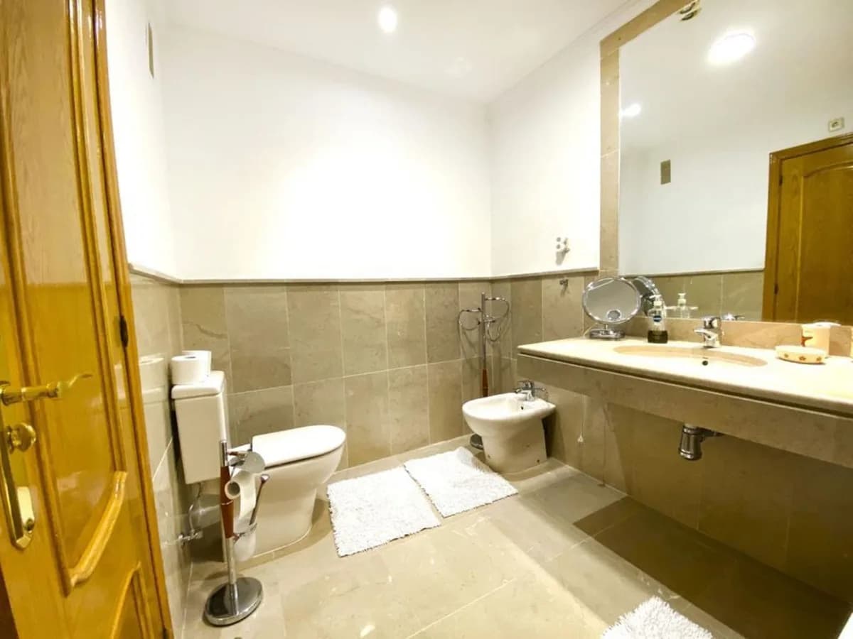 3 Bedroom Middle Floor Apartment for Sale in Marbella, Málaga - Image 9