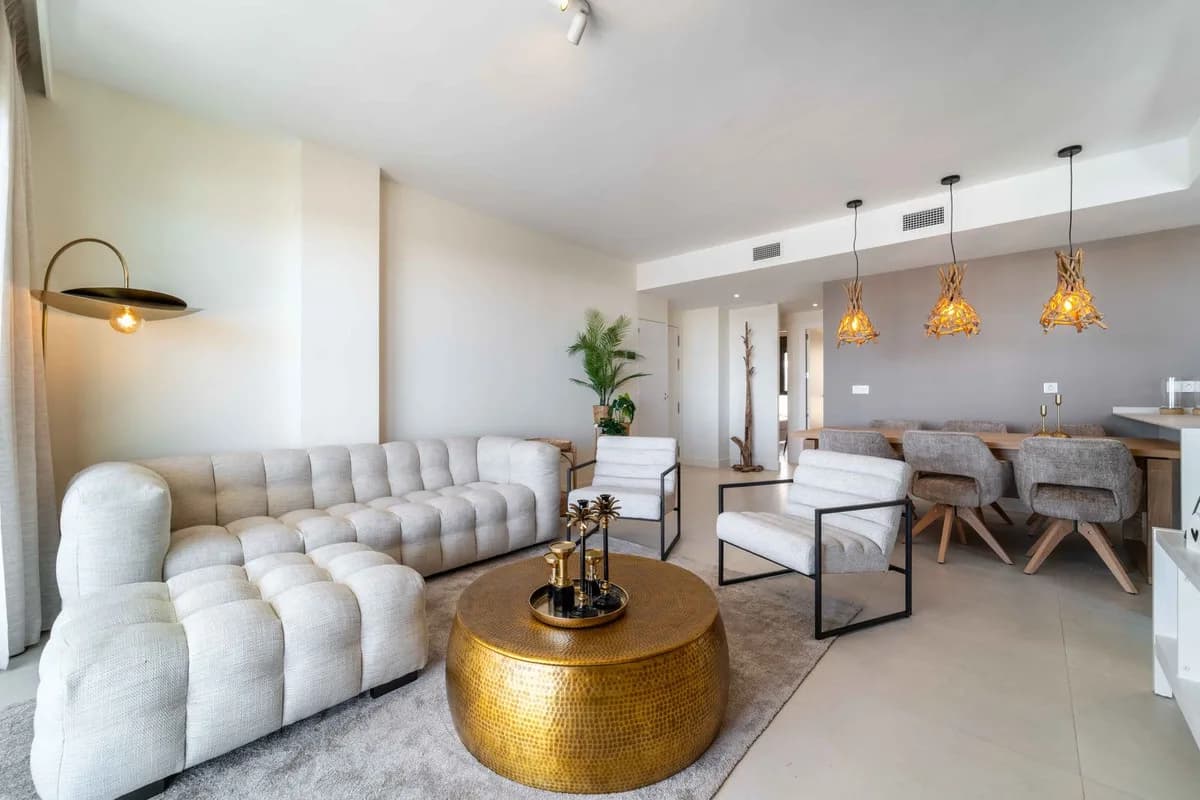 3 Bedroom Middle Floor Apartment for Sale in Fuengirola, Málaga - Image 4