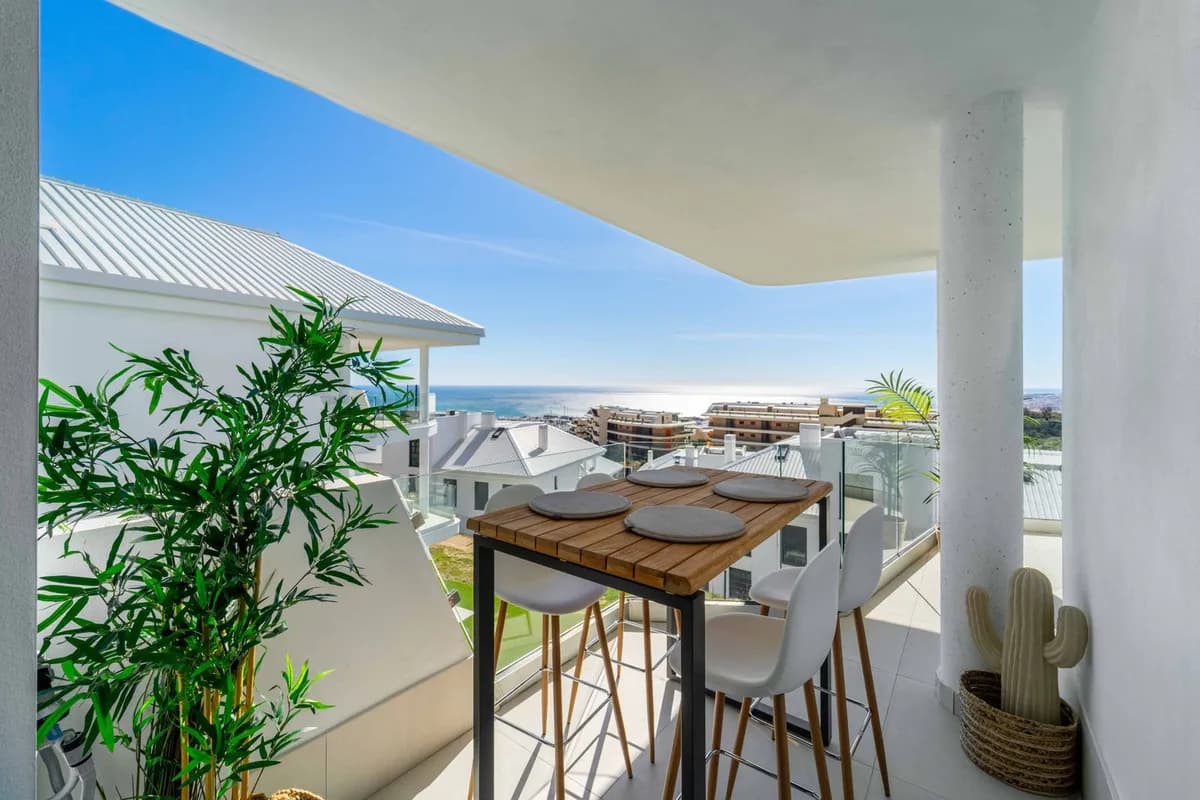 3 Bedroom Middle Floor Apartment for Sale in Fuengirola, Málaga - Image 5