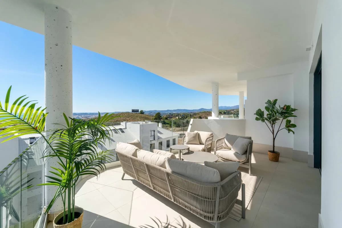 3 Bedroom Middle Floor Apartment for Sale in Fuengirola, Málaga - Image 6