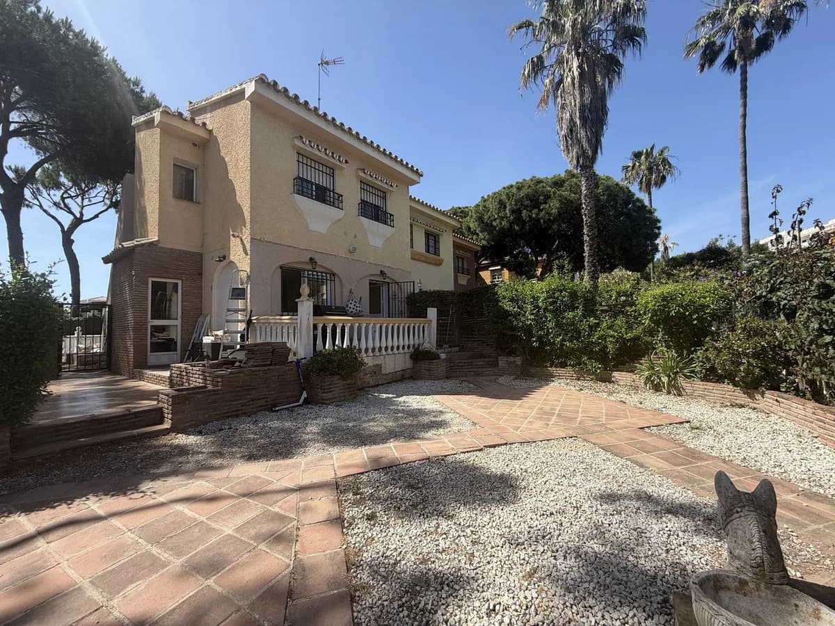 3 Bedroom Semi-Detached House for Sale in Calahonda, Málaga