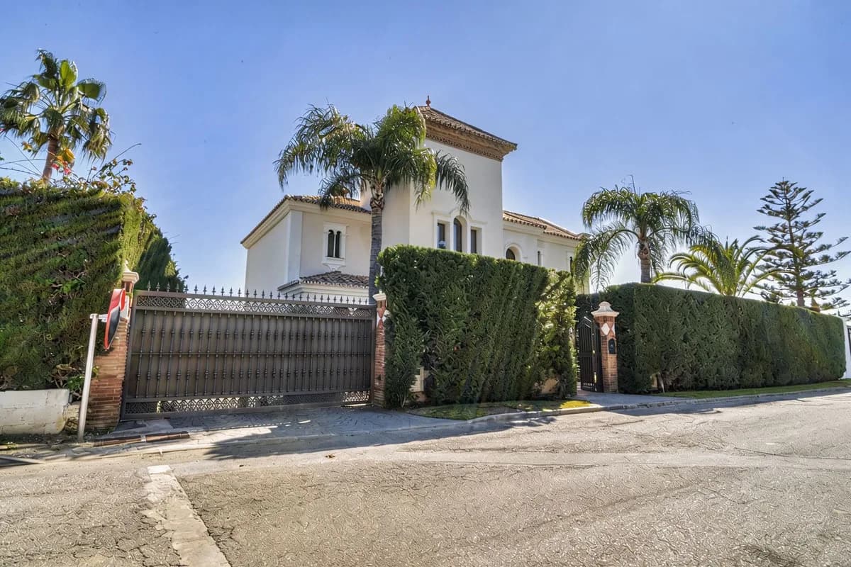 5 Bedroom Detached Villa for Sale in Estepona, Málaga - Image 2