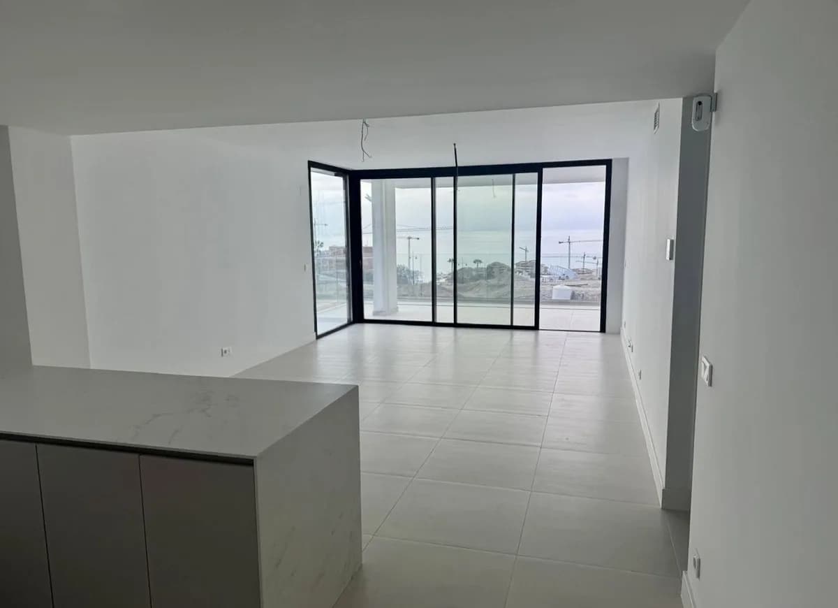 3 Bedroom Middle Floor Apartment for Sale in Fuengirola, Málaga - Image 4