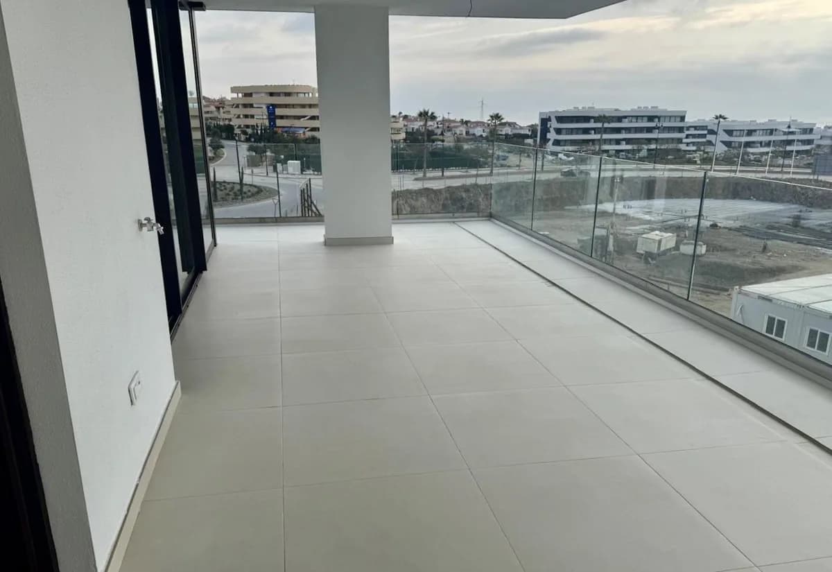 3 Bedroom Middle Floor Apartment for Sale in Fuengirola, Málaga - Image 6