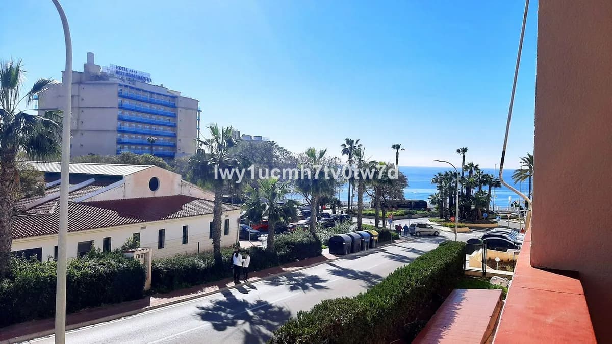 2 Bedroom Middle Floor Apartment for Sale in Torrequebrada, Málaga - Image 3