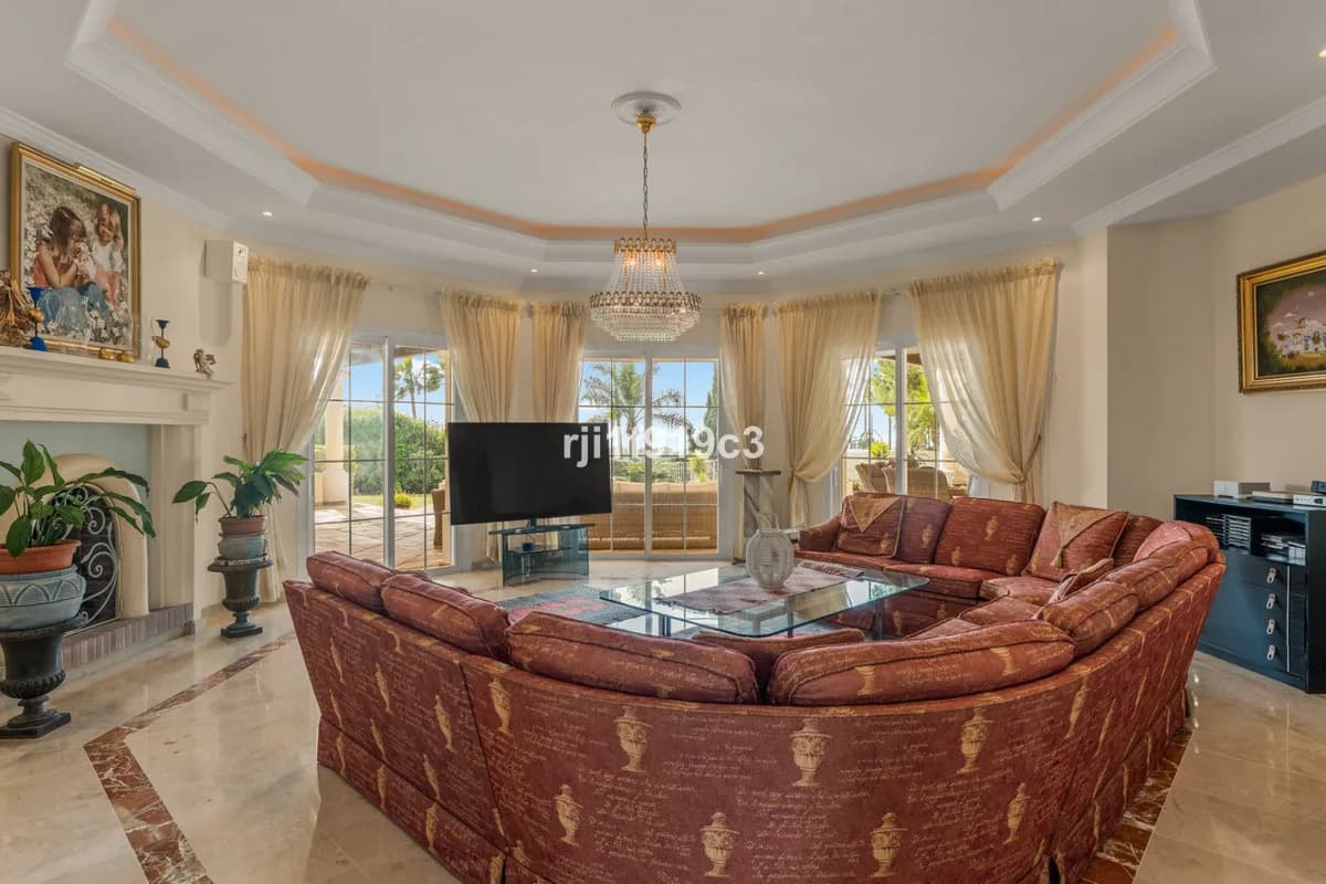 5 Bedroom Detached Villa for Sale in Elviria, Málaga - Image 3
