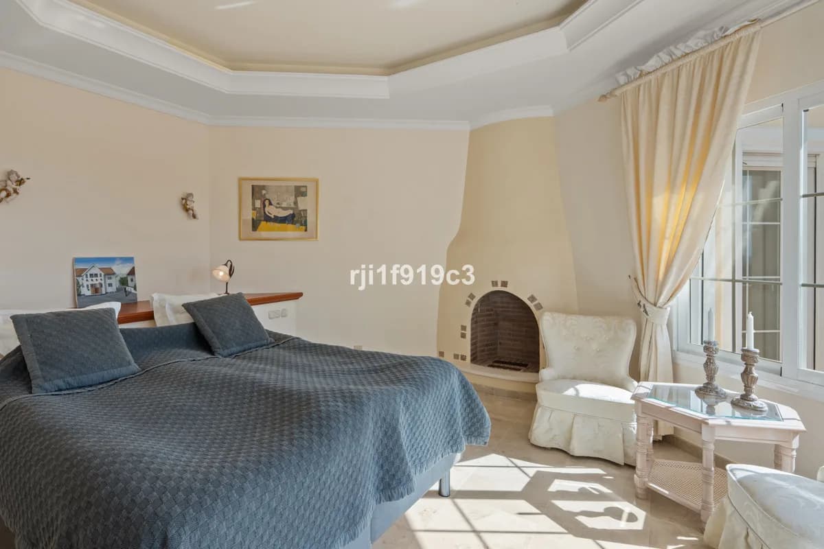 5 Bedroom Detached Villa for Sale in Elviria, Málaga - Image 7
