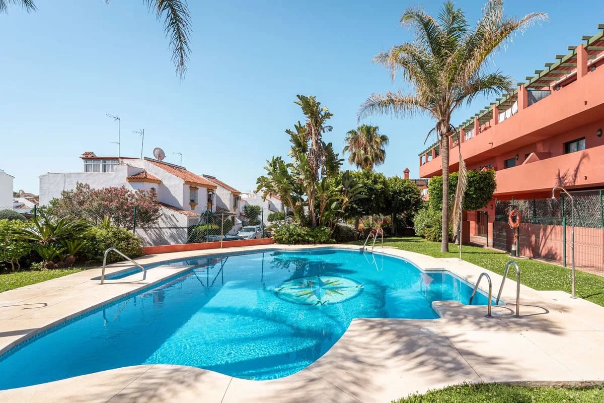 2 Bedroom Middle Floor Apartment for Sale in Casares Playa, Málaga - Image 2