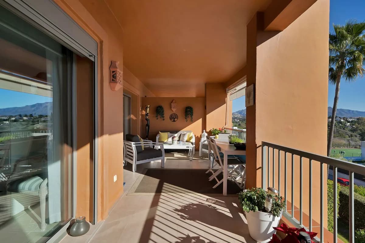 2 Bedroom Middle Floor Apartment for Sale in Atalaya, Málaga - Image 2