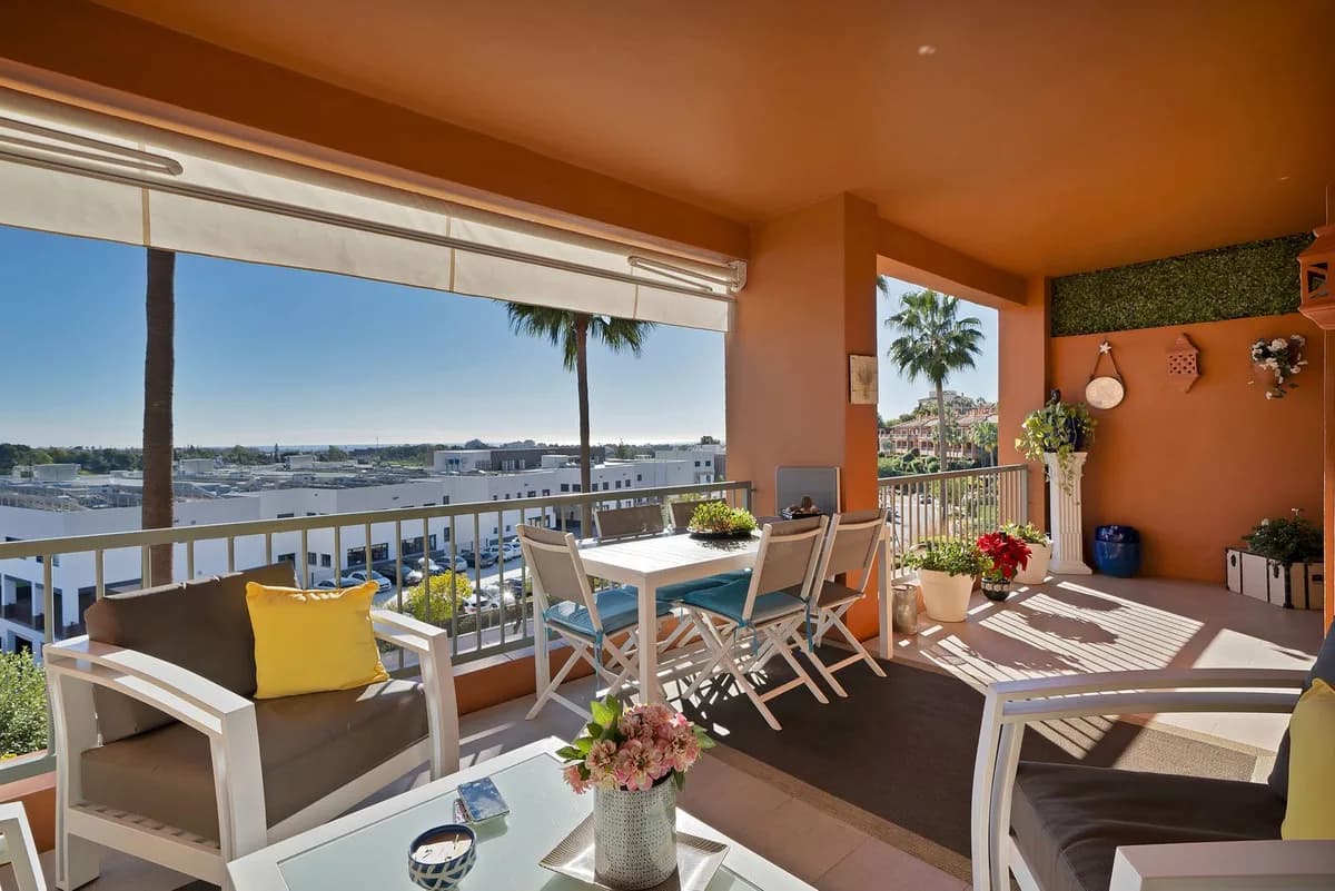 2 Bedroom Middle Floor Apartment for Sale in Atalaya, Málaga - Image 4