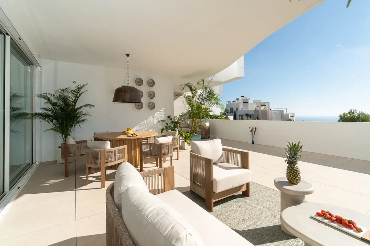 3 Bedroom Middle Floor Apartment for Sale in Ojén, Málaga - Image 2