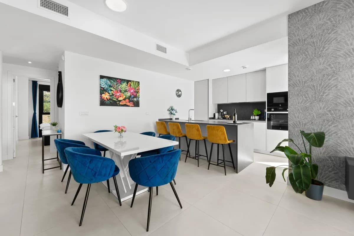 3 Bedroom Middle Floor Apartment for Sale in Fuengirola, Málaga - Image 6