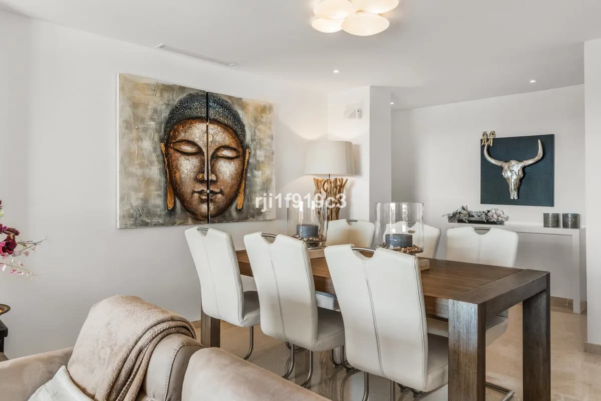 3 Bedroom Middle Floor Apartment for Sale in Elviria, Málaga - Image 4