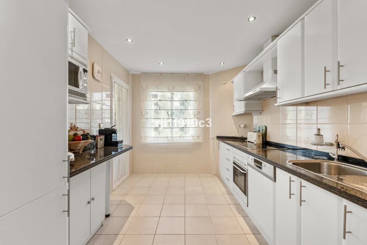 3 Bedroom Middle Floor Apartment for Sale in Elviria, Málaga - Image 5