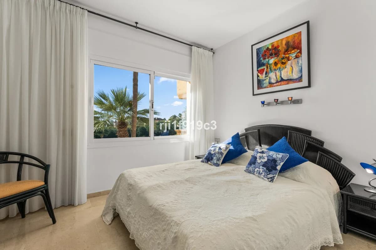 3 Bedroom Middle Floor Apartment for Sale in Elviria, Málaga - Image 8