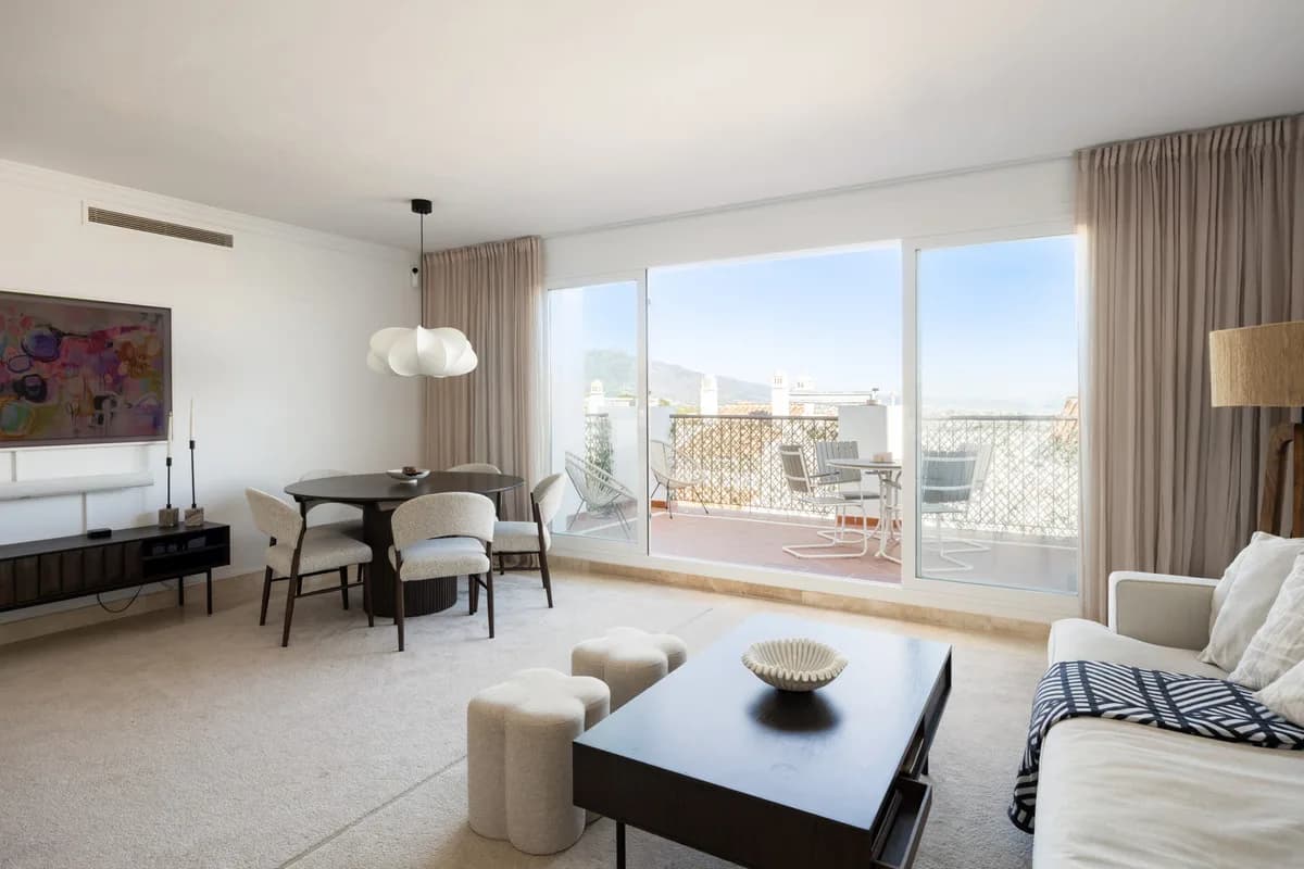 3 Bedroom Penthouse for Sale in El Paraiso, Málaga - Image 2