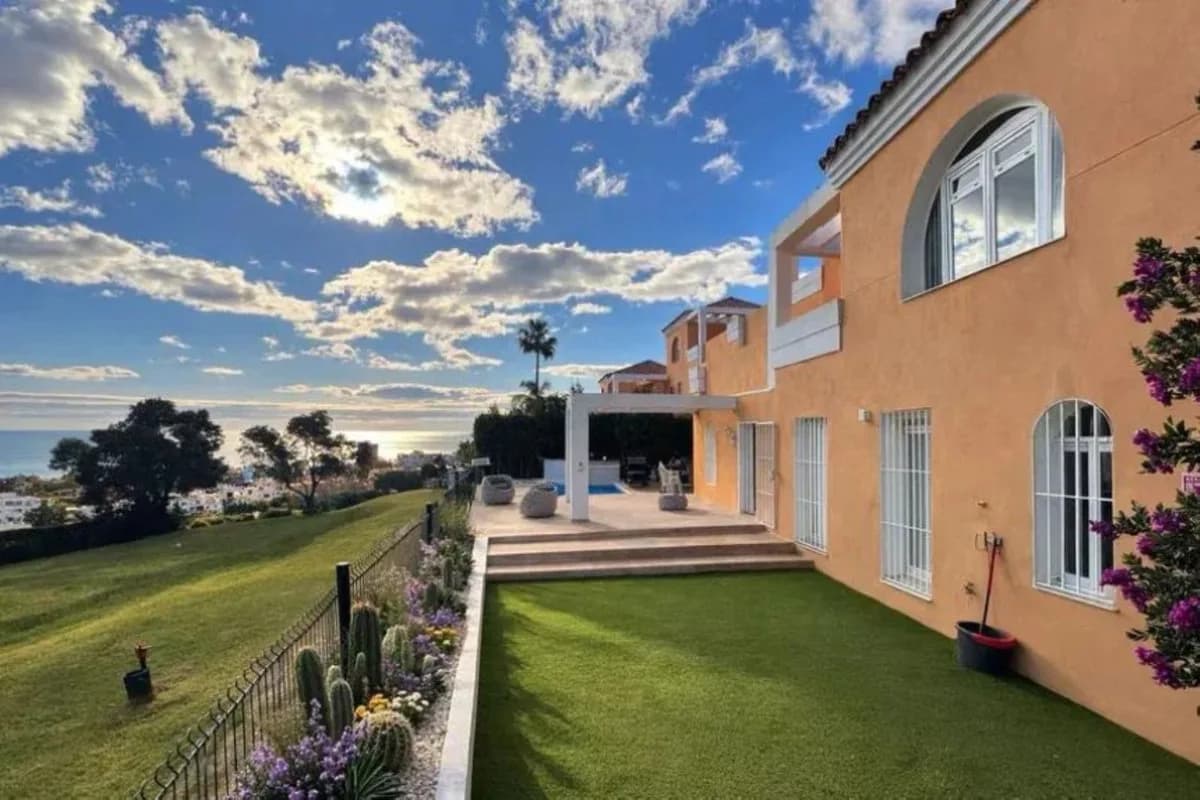 4 Bedroom Ground Floor Apartment for Sale in Manilva, Málaga - Image 2
