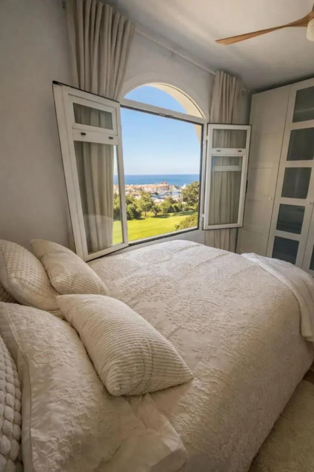 4 Bedroom Ground Floor Apartment for Sale in Manilva, Málaga - Image 7