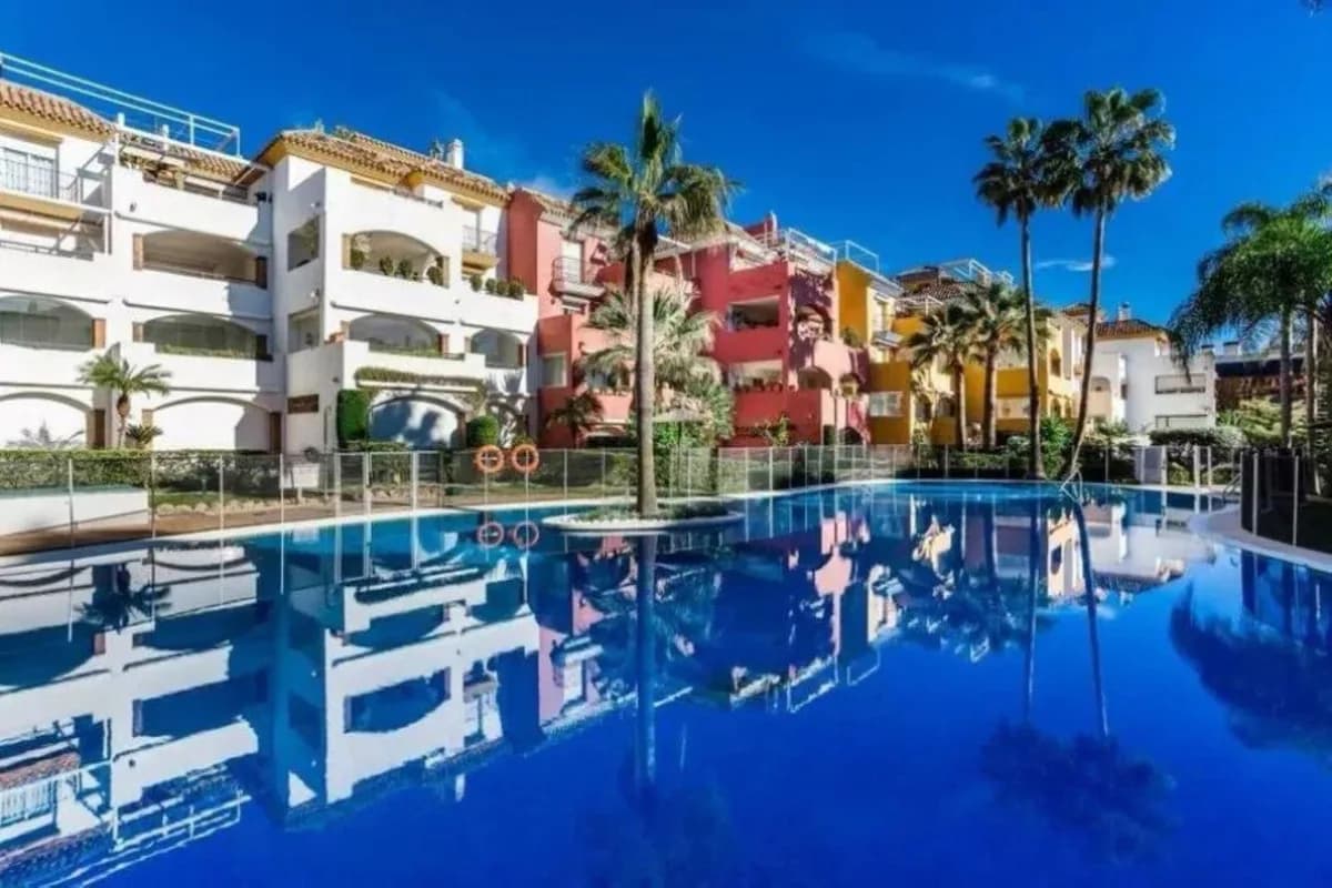 4 Bedroom Middle Floor Apartment for Sale in Marbella, Málaga