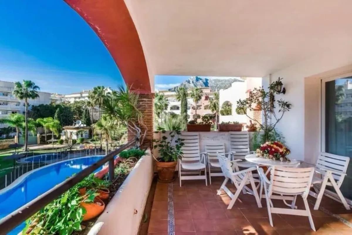 4 Bedroom Middle Floor Apartment for Sale in Marbella, Málaga - Image 3