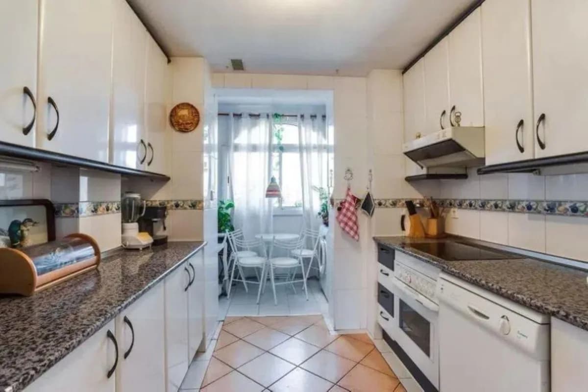 4 Bedroom Middle Floor Apartment for Sale in Marbella, Málaga - Image 4