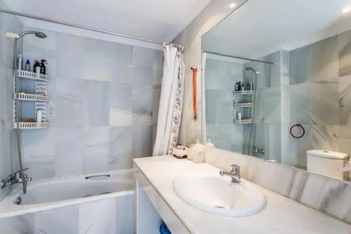 4 Bedroom Middle Floor Apartment for Sale in Marbella, Málaga - Image 8
