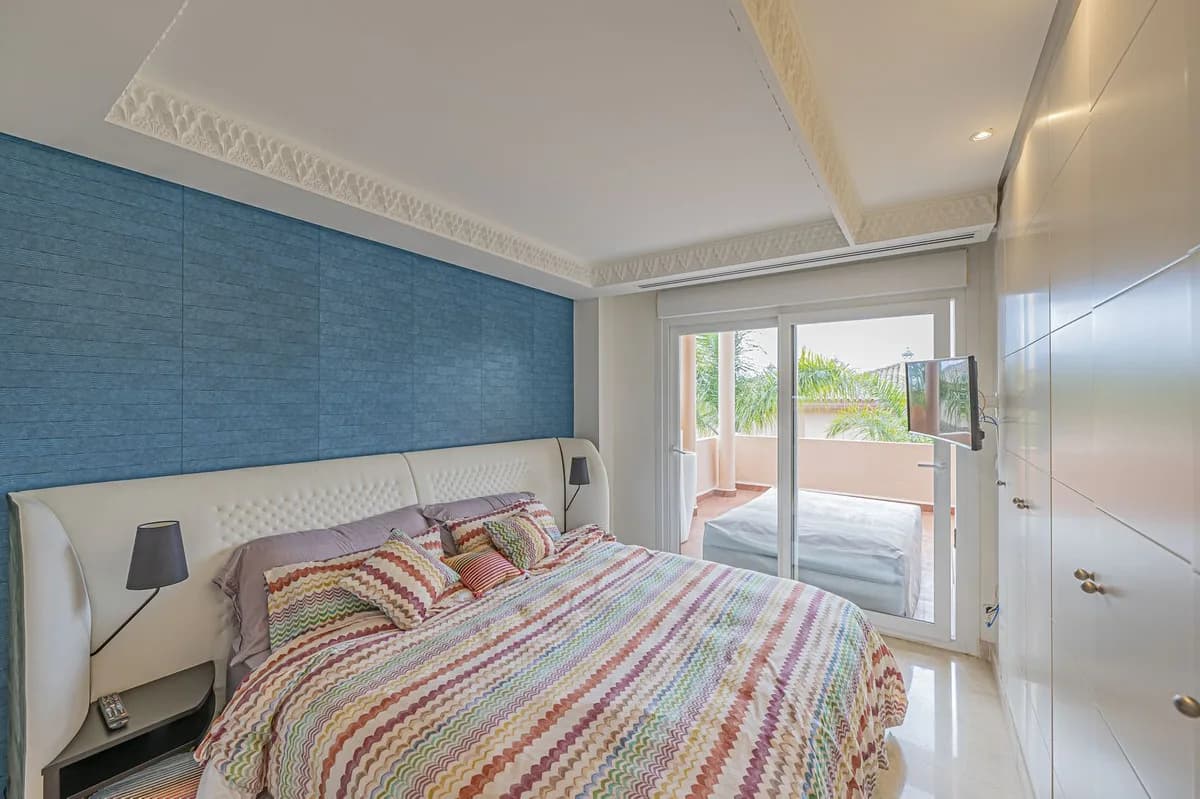 3 Bedroom Middle Floor Apartment for Sale in Nueva Andalucía, Málaga - Image 3