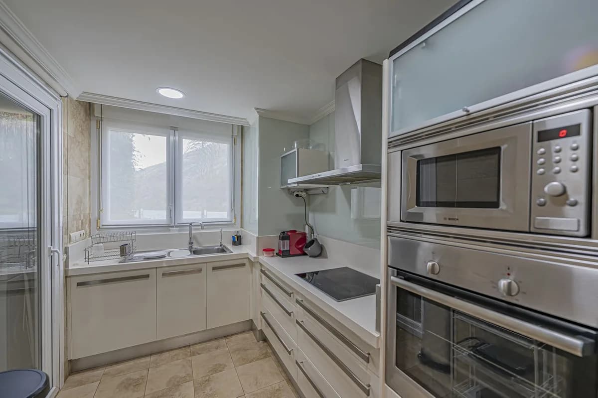 3 Bedroom Middle Floor Apartment for Sale in Nueva Andalucía, Málaga - Image 7