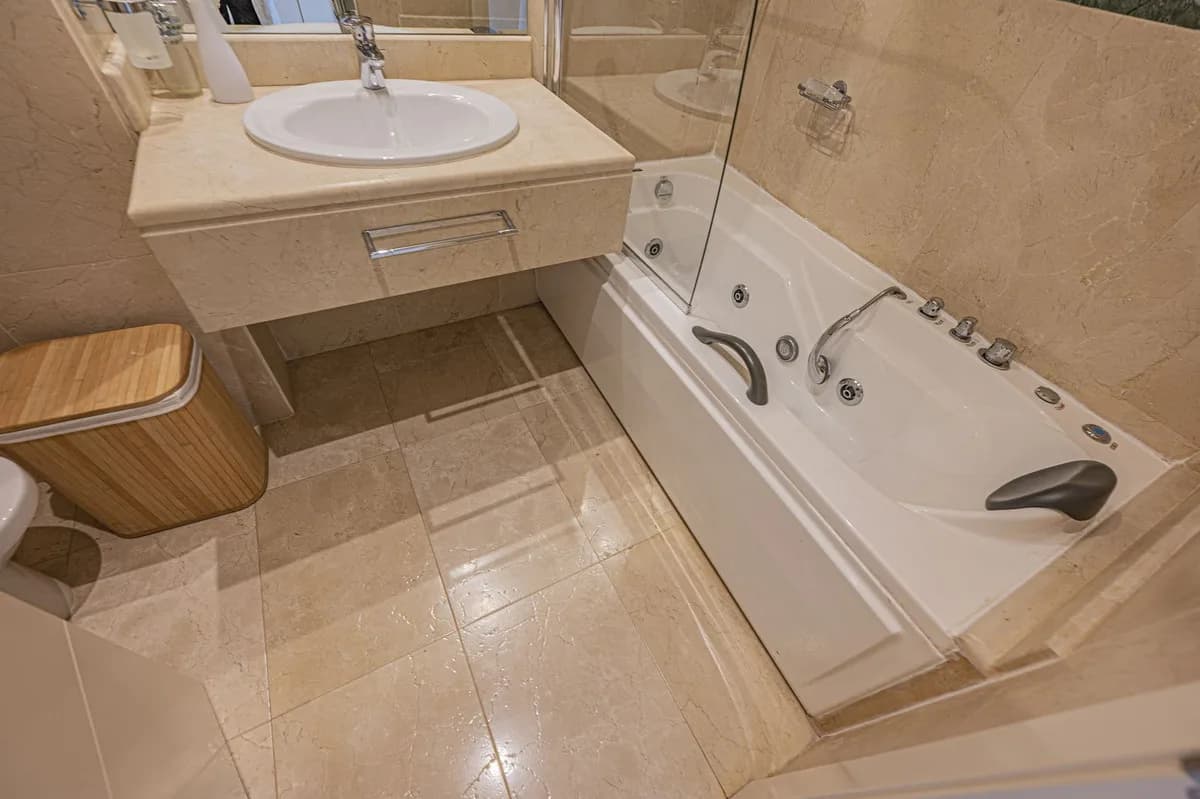 3 Bedroom Middle Floor Apartment for Sale in Nueva Andalucía, Málaga - Image 9