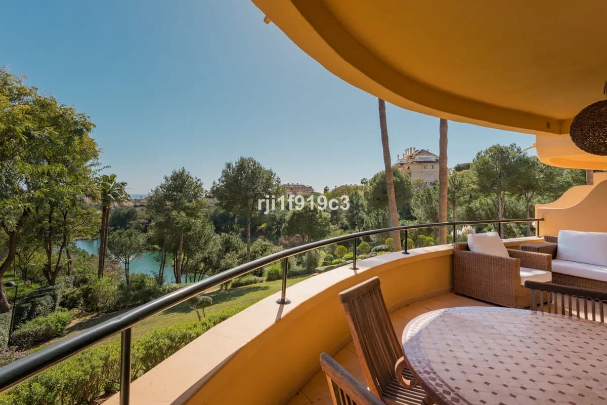 3 Bedroom Middle Floor Apartment for Sale in Elviria, Málaga