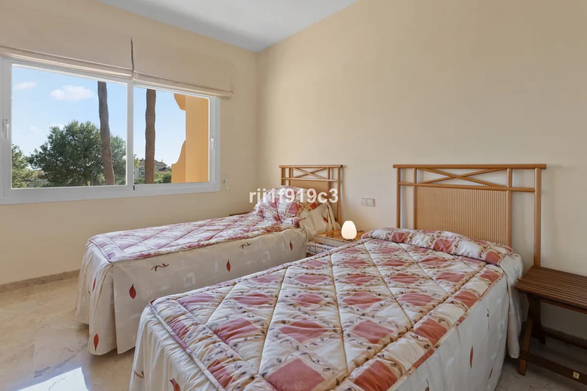 3 Bedroom Middle Floor Apartment for Sale in Elviria, Málaga - Image 7