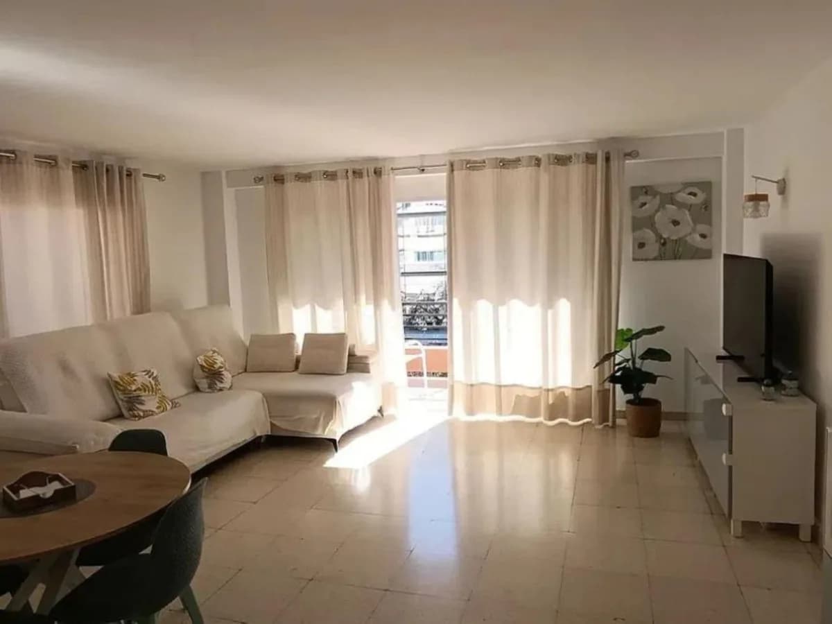 4 Bedroom Middle Floor Apartment for Sale in Marbella, Málaga - Image 3