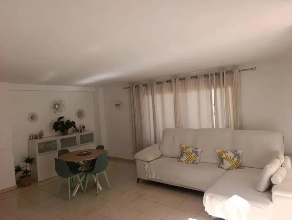 4 Bedroom Middle Floor Apartment for Sale in Marbella, Málaga - Image 4