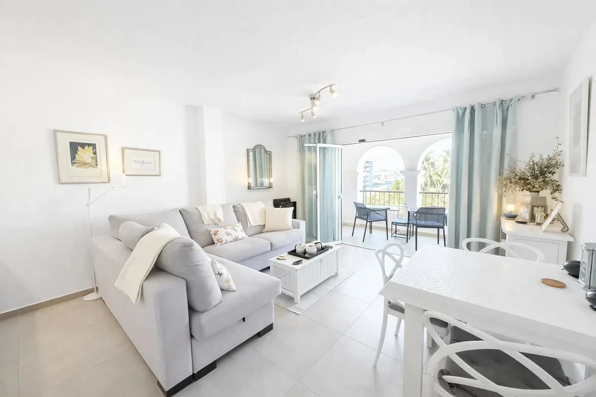 2 Bedroom Middle Floor Apartment for Sale in La Duquesa, Málaga - Image 2