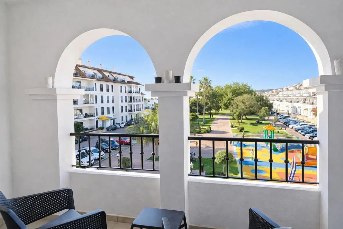 2 Bedroom Middle Floor Apartment for Sale in La Duquesa, Málaga - Image 7