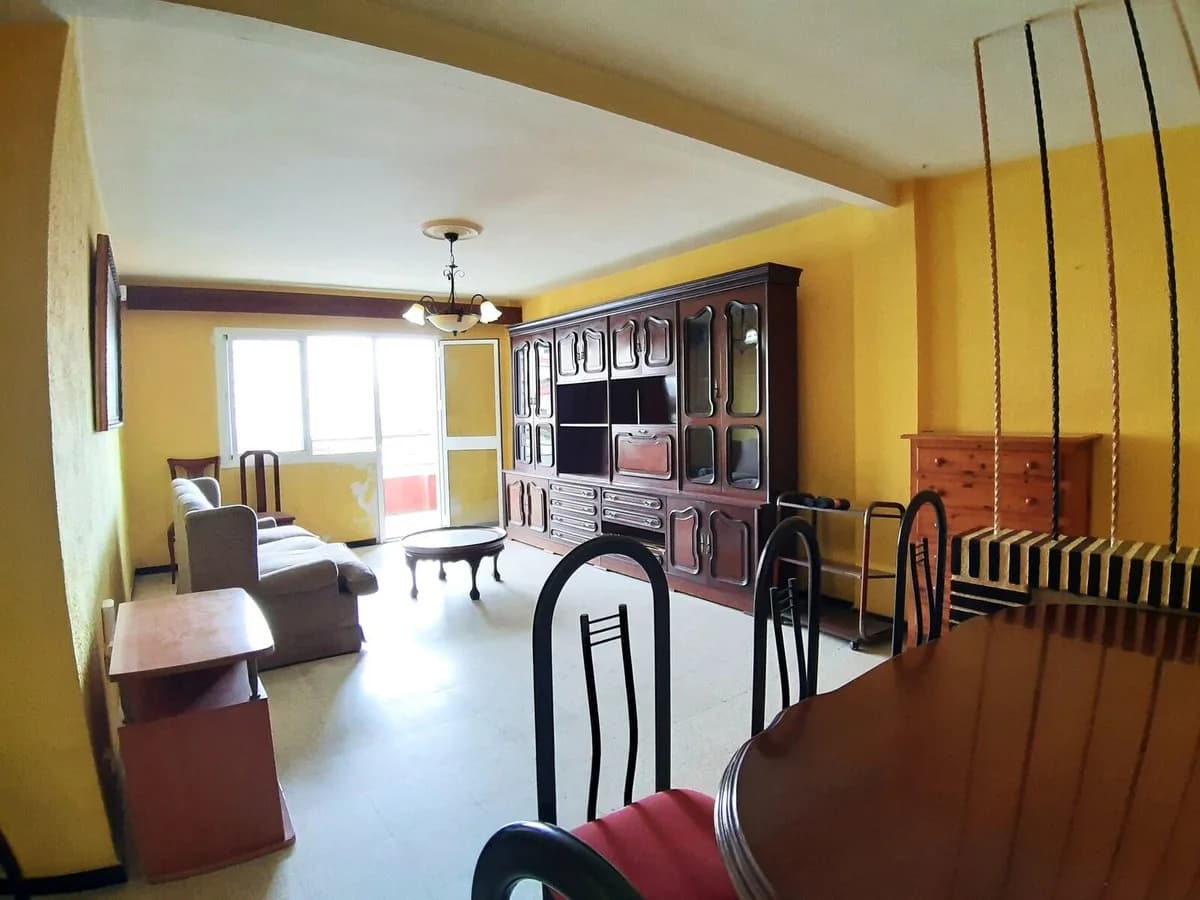 4 Bedroom Middle Floor Apartment for Sale in Fuengirola, Málaga - Image 5
