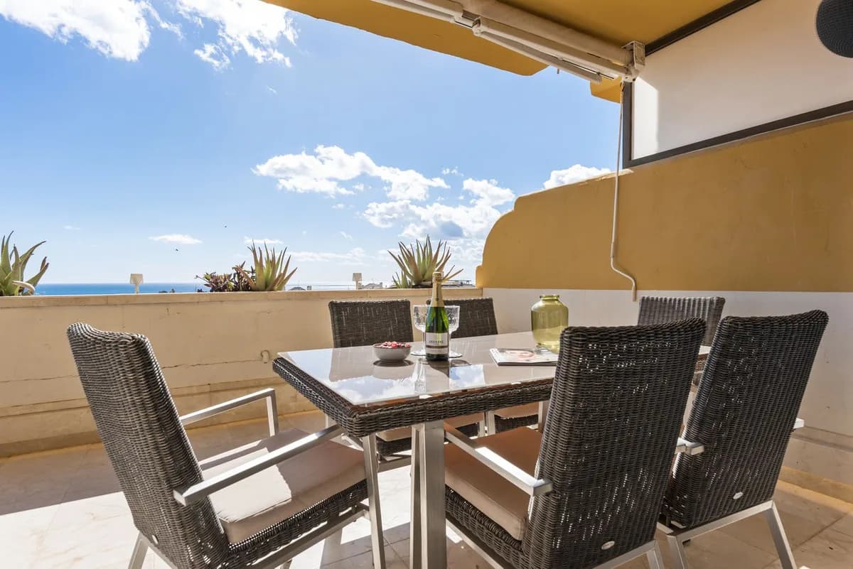 2 Bedroom Middle Floor Apartment for Sale in Estepona, Málaga - Image 3