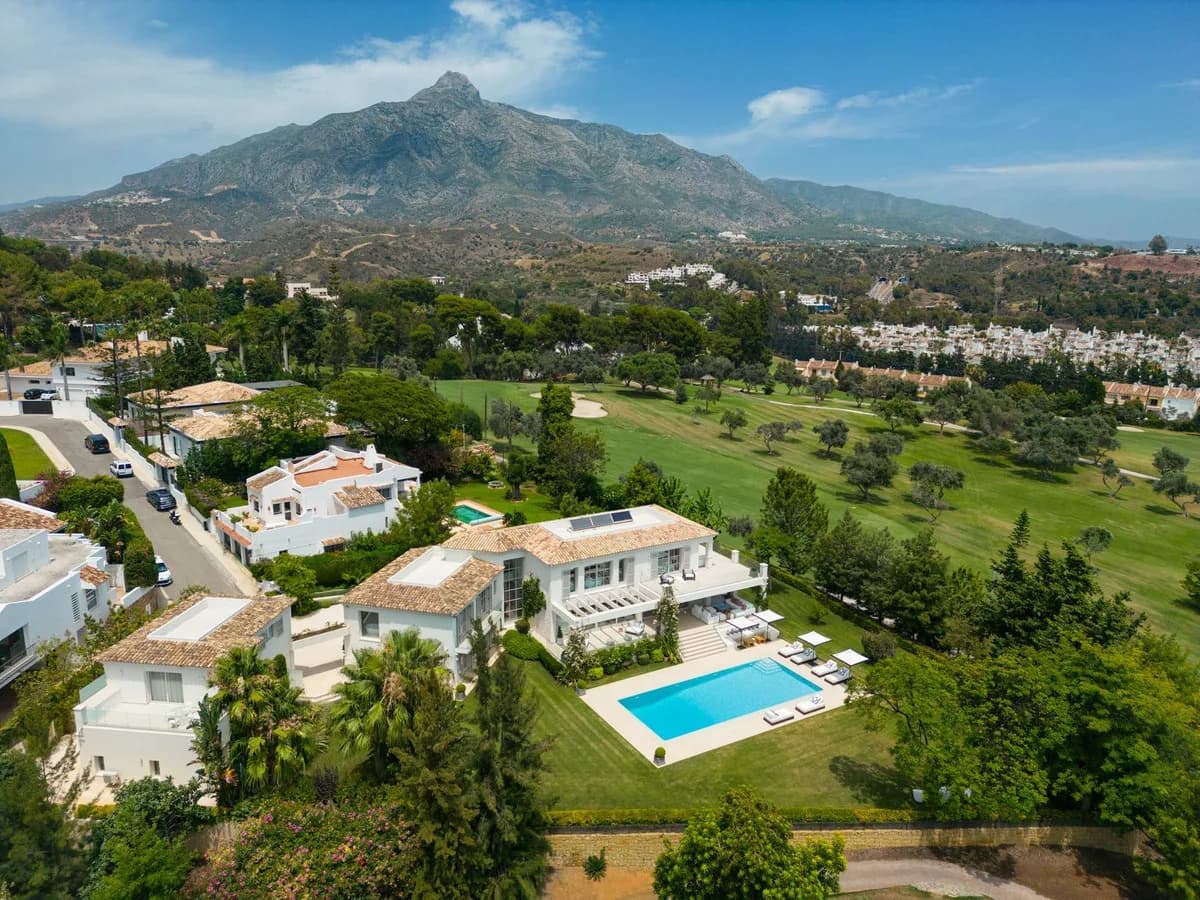 6 Bedroom Detached Villa for Sale in Nueva Andalucía, Málaga