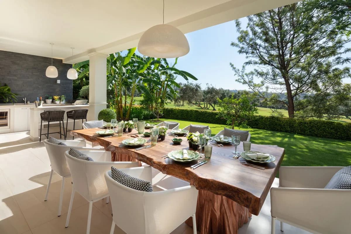 6 Bedroom Detached Villa for Sale in Nueva Andalucía, Málaga - Image 3