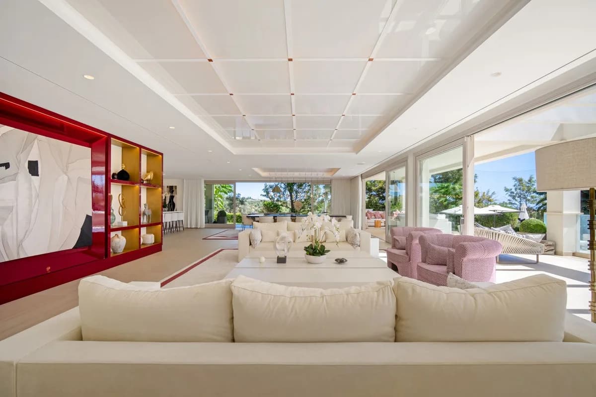 6 Bedroom Detached Villa for Sale in Nueva Andalucía, Málaga - Image 5